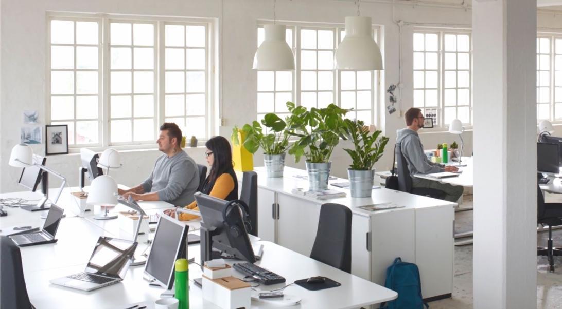 Internationella studenter diskuterar ekonomisk planering